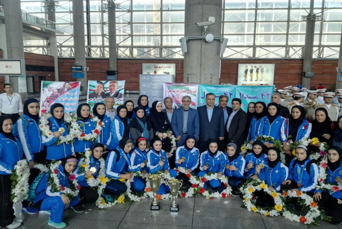 قهرمانان تیم ملی کاراته وارد تهران شدند+ تصاویر