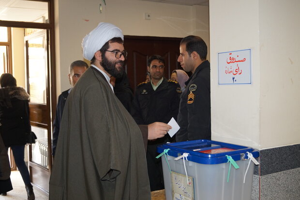 حضور مردم در صحنه انتخابات نظام اسلامی بیمه می کند