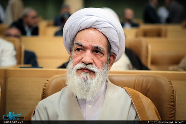 عضوجامعه روحانیت: کسی اطراف احمدی نژاد نیست و قضیه بزودی جمع می شود