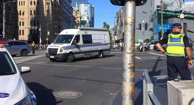 یک خودرو عابران را در ملبورن استرالیا زیر گرفت و 19 نفر را زخمی کرد