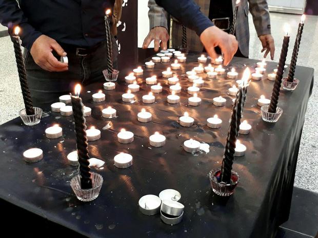 خبرنگاران کهگیلویه به یاد مسافران آسمانی دنا شمع روشن کردند