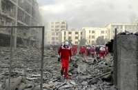 تلاش امدادگران هلال احمر برای امدادرسانی و کمک به هموطنان متأر از حملات هوایی رژیم صهیونیستی و آمریکا در میدان رسالت (8)