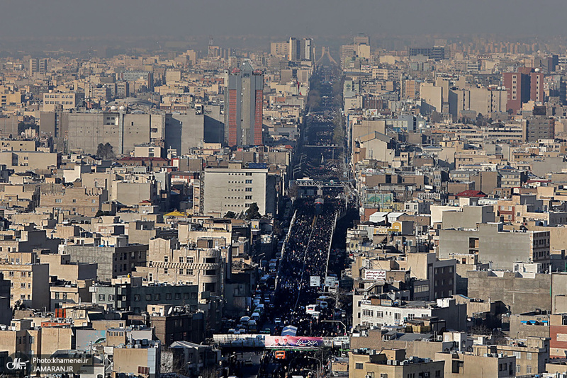 اقامه نماز رهبر معظم انقلاب بر پیکر سپهبد شهید حاج قاسم سلیمانی و شهیدان مقاومت