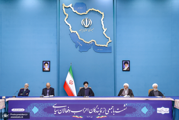 نشست رئیسی با 50 نفر از دبیران کل احزاب و فعالان سیاسی + گزارش تصویری