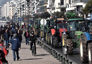 عکس/ تظاهرات علیه نام یک کشور با تراکتور