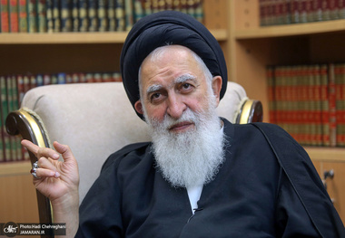 آیت الله علوی بروجردی: وضعیت معیشتی مردم بحرانی است؛ نمی‌توانند این تورم را تحمل کنند/ برخی حتی توان خرید تخم‌مرغ را ندارند/ این زندگی سزاوار مردم ایران نیست/ خطای مسئولین به روحانیت ضربه می زند/ اول زمینۀ ازدواج را فراهم کنید، بعد تشویق به فرزندآوری کنید