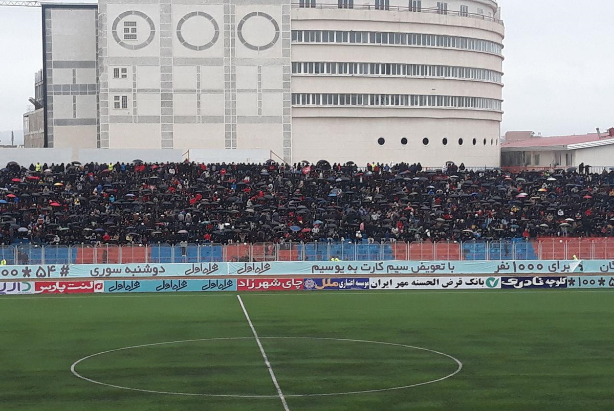 ظرفیت ورزشگاه شهید وطنی قائم‌شهر تکمیل شد/ بارش شدید باران و درگیری هواداران + عکس