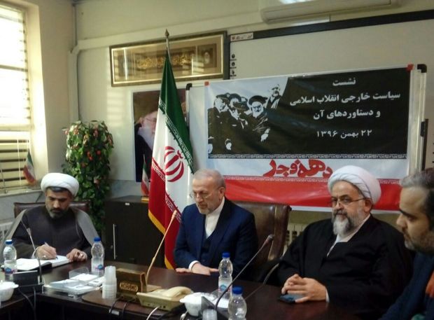 متکی: امام خمینی (ره) عزت و استقلال را جایگزین وابستگی کشور کرد