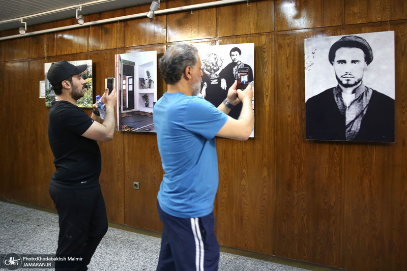 بازدید جمعی از دانش آموزان و مهمانان خارجی از بیت امام خمینی (س) در جماران