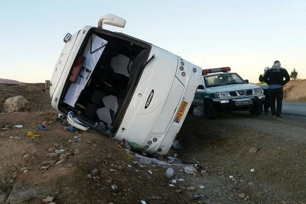 یک کشته و 6 مصدوم در تصادف اتوبوس حامل زائران در محور اراک - قم