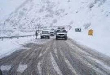 بارش برف و لغزندگی در جاده چالوس /رانندگان احتیاط کنند