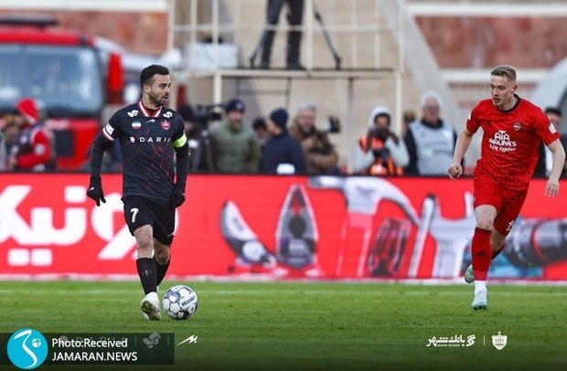 قانون جدید در فوتبال ایران: شعار نژادپرستانه سر داده شود داور بازی را متوقف می‌کند