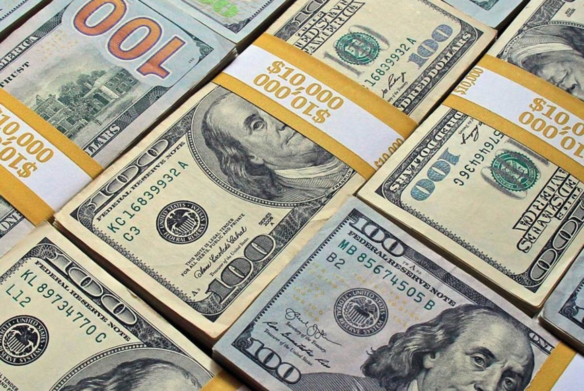 کاهش ۸۰۰ تومانی قیمت دلار در صرافی‌ها