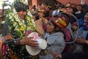 عکس/ استقبال زنان معدنچی از رئیس جمهور 