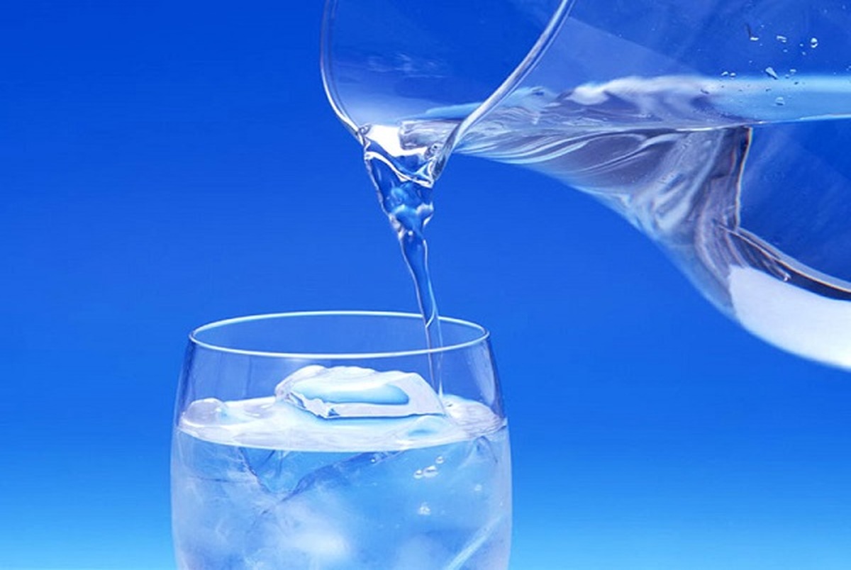 آیا نوشیدن آب می‌تواند باعث نفخ شود؟