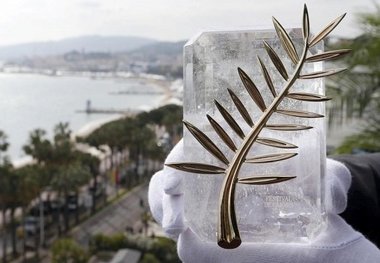 اعتراض 82 زن بر روی فرش قرمز جشنواره کن
