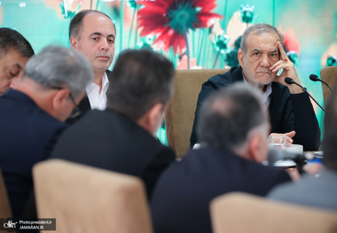 پزشکیان: باید در هر زمینه‌ای به دنبال روش‌هایی باشیم که ما را به توسعه پایدار و ماندگار رهنمون می‌کنند/ همه کارشناسان را برای غلبه بر مشکلات ناشی از کم‌‌آبی و اصلاح شیوه‌های کشاورزی به کمک می‌طلبیم