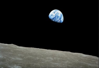 آیا می‌توان روی ماه با نور زمین کتاب خواند؟