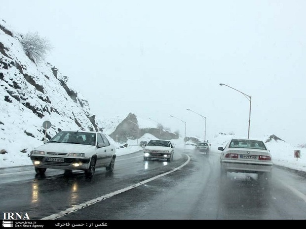 بارش برف موجب کندی تردد در برخی جاده های سبزوار شد