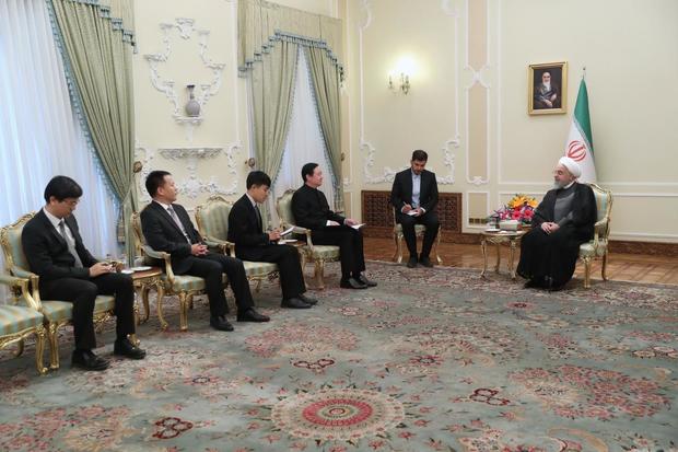 روحانی: ایران آماده توسعه روابط خود با چین در همه حوزه ها است