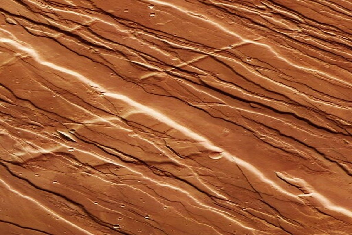 نگاه کردن به این ناحیه از مریخ توهم زا است+ تصاویر