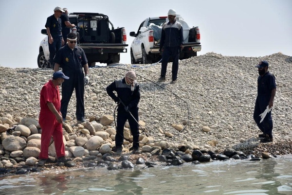 مقابله با آلودگی نفتی ساحل خور سمایلی ماهشهر