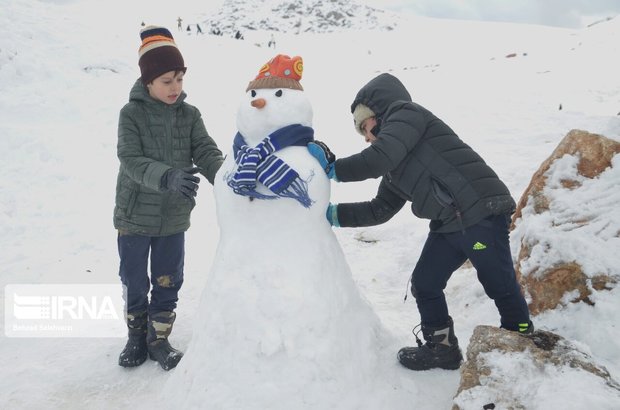 برف برخی مدارس مازندران را به تعطیلی کشاند