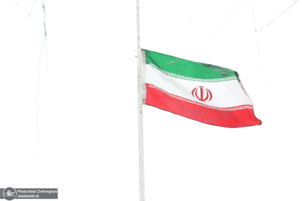 تهیه پرچم و آرم جمهوری اسلامی ایران در شورای انقلاب/ 44 سال پیش در چنین روزی + عکس