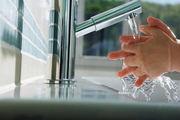 شست و شوی دست با آب خالی میکروب‌ها را از بین می‌برد؟