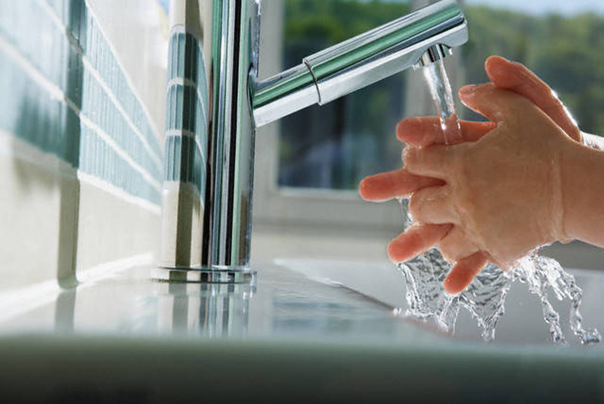 شست و شوی دست با آب خالی میکروب‌ها را از بین می‌برد؟
