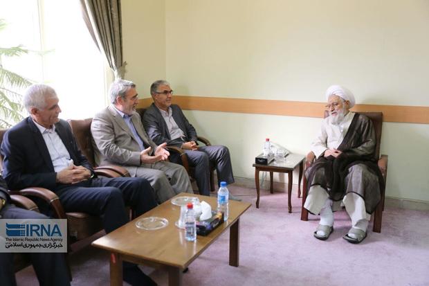 دیدار صمیمی وزیر کشور با آیت الله ایمانی در بدو ورود به شیراز