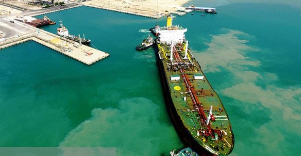 بزرگترین شناور نفتکش ویژه حمل قیر در بندر خلیج فارس پهلو گرفت
