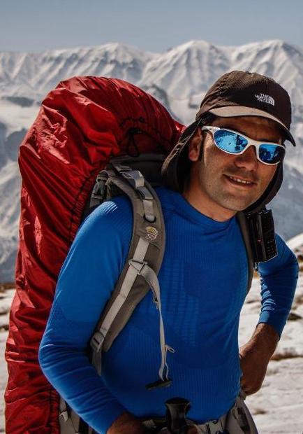 کوهنورد زنجانی بر فراز قله 8516 متری لوتسه ایستاد