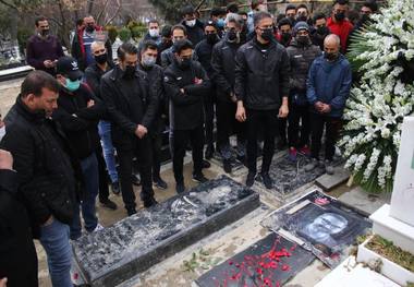 حضور بازیکنان پرسپولیس بر سر مزار علی انصاریان و مهرداد میناوند+ تصاویر