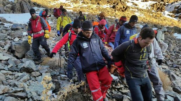 سه کوهنورد در ارتفاعات کرکس توسط امدادگران هلال احمر نطنز نجات یافتند