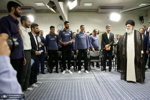دیدار مدال‌آوران المپیادهای علمی و اعضای تیم ملی والیبال جوانان با رهبر معظم انقلاب