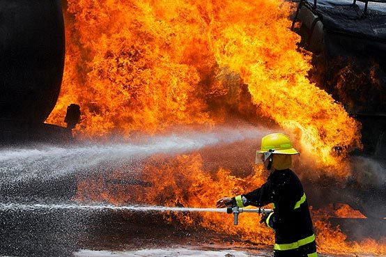آتش سوزی دکل نفتی در رگ سفید گچساران چهار کشته برجای گذاشت