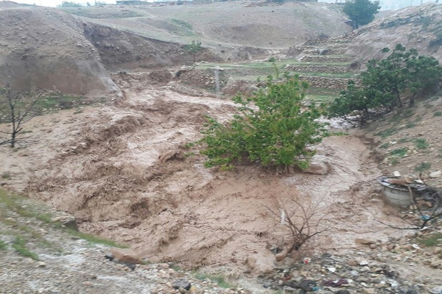 سیل راه 85 روستای دیشموک را مسدود کرد
