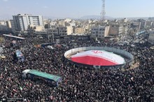 مراسم تشییع شهیدان لاریجانی، سلیمانی و شهدای ناوشکن دنا در میدان انقلاب-1