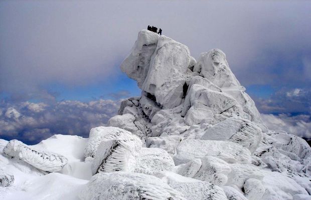 صعود کوهنوردان کارگر کشور به‌ قله الوند