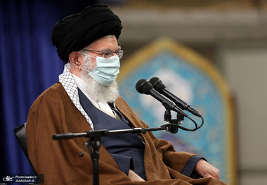 رهبر معظم انقلاب: حقایق جامعه را روایت نکنید دشمن آن‌را 180 درجه خلاف واقع روایت می‌کند/ حادثه‌ تسخیر لانه‌ی جاسوسی را روایت نکردیم، دشمن آنرا دروغ روایت کرده است!