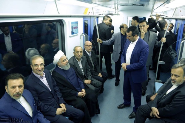 روحانی در متروی مشهد + عکس