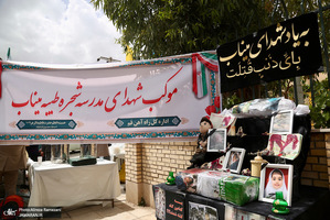 مراسم استقبال از كاروان خانواده های شهدای مدرسه شجره طیله میناب در ایستگاه راه آهن قم