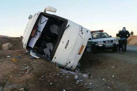 اتوبوس در زنجان واژگون شد، اما کشته نداشت