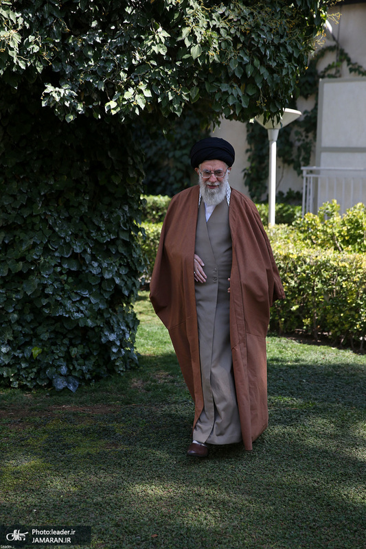 غرس کردن دو اصله نهال میوه توسط رهبر معظم انقلاب اسلامی