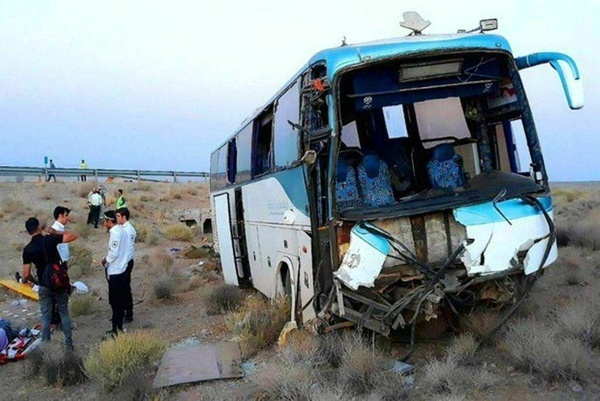 ۲۳ مصدوم در حادثه تصادف اتوبوس با خاور