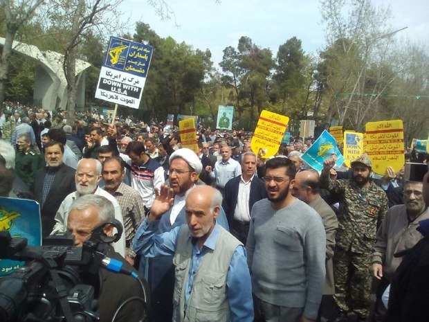 نمازگزاران تهرانی در حمایت از سپاه پاسداران راهپیمایی کردند