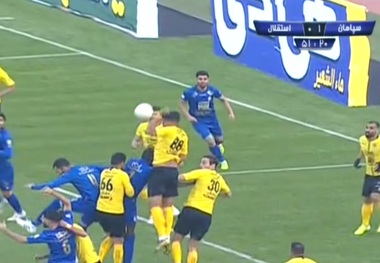 صحنه جنجالی بازی سپاهان و استقلال/ عکـس
