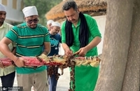 مراسم برافراشتن پرچم عزا به مناسبت آغاز محرم توسط هندوها در پنجاب، هند. (2)