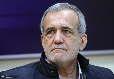 پزشکیان: اگر 10 درصد به تورم افزوده شود مردم دیگر تحمل ندارند/ مگر طبق قانون نباید حقوق بازنشستگان مطابق تورم افزایش پیدا کند اما چنین نمی‌شود پس چرا قانون می نویسید؟ کارمند با حقوق 8 میلیون تومان نمی‌تواند در تهران زندگی کند